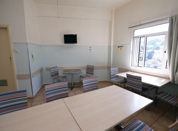 Κοινόχρηστοι χώρο Ψυχιατρική Κλινική Λυράκου Κάθε τμήμα διαθέτει δικό του καθιστικό-σαλόνι & τραπεζαρία