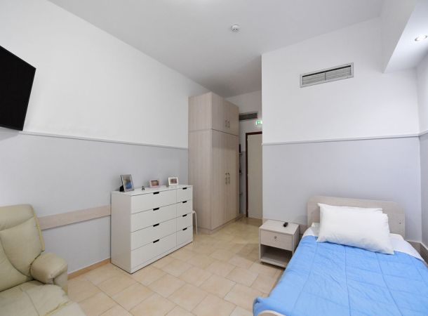 Δωμάτια Ψυχιατρικής κλινικής ΛΥΡΑΚΟΥ με δικό τους μπάνιο κλιματισμό τηλεόραση. 4κλινα, 3κλινα, 2κλινα και μονόκλινα δωμάτια. 